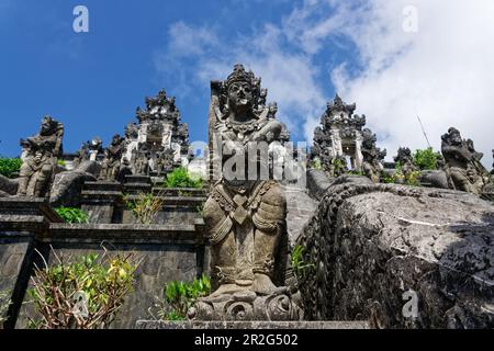 Le guardie del tempio sorvegliano il pura Luhur Lempuyang a Gunung Seraya, nella parte orientale di Bali, Indonesia, Asia sudorientale, Asia Foto Stock