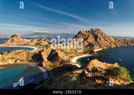 Montagne dell'isola Padar nel Parco Nazionale di Komodo, all'orizzonte l'isola di Komodo, Indonesia, Asia sudorientale, Asia Foto Stock