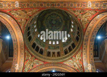 Basilica Romano-Bizantina Basilica di Santa Teresa di Lisieux, seconda chiesa di pellegrinaggio più importante in Francia, a 104 metri di lunghezza e 97 metri Foto Stock