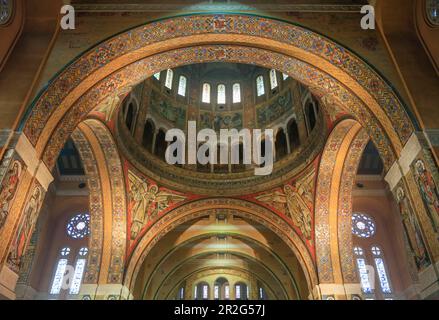 Basilica Romano-Bizantina Basilica di Santa Teresa di Lisieux, seconda chiesa di pellegrinaggio più importante in Francia, a 104 metri di lunghezza e 97 metri Foto Stock