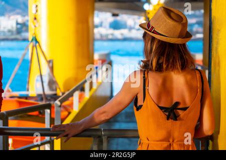 Tenerife traghetto diretto a Hierro o la Gomera da Los Cristianos. Donna irriconoscibile che lascia il porto Foto Stock