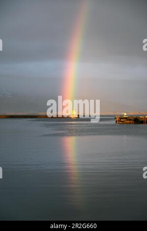 Arcobaleno nel vecchio porto di Reykjavik, Islanda Foto Stock