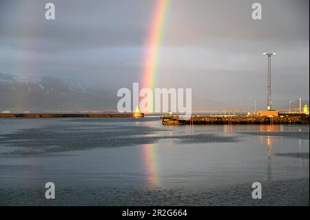 Arcobaleno nel vecchio porto di Reykjavik, Islanda Foto Stock