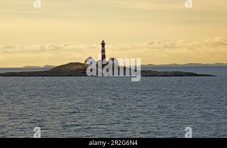 Faro di Landegode fyr sull'isola di Landegode nel Landegofjorden (Landegofjord) vicino a Bodö, provincia di Nordland, Nordland, Norvegia, Europa Foto Stock