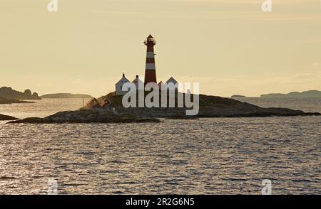 Faro di Landegode fyr sull'isola di Landegode nel Landegofjorden (Landegofjord) vicino a Bodö, provincia di Nordland, Nordland, Norvegia, Europa Foto Stock