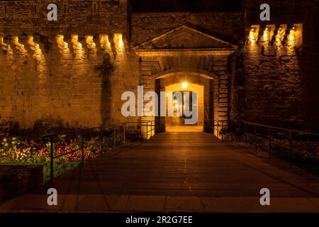 Di notte al cancello interno di Ville Close, Concarneau, Bretagna, Francia Foto Stock