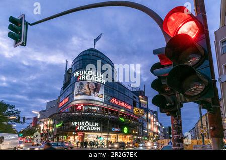 Karl-Marx-Strasse, Neukoelln Arkaden, Berlino, Germania Foto Stock