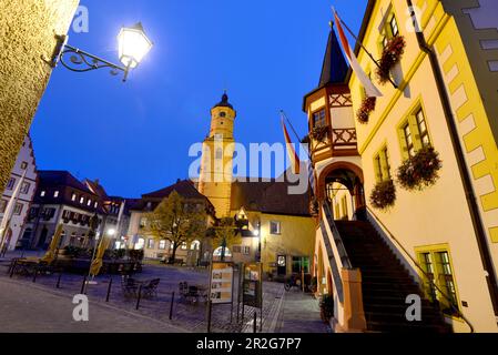 Nella piazza del mercato con la chiesa parrocchiale di Volkach am Main, bassa Franconia, Baviera, Germania Foto Stock