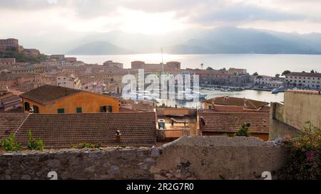 Vista a Portoferraio, Elba, Toscana, Italia Foto Stock