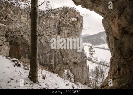 Patrimonio dell'umanità dell'UNESCO "Grotte e arte dell'era glaciale nel Giura svevo", grotta di Geißenklösterle in inverno, Aquisgrana vicino Blaubeuren, Albo svevo, Baden-WÜ Foto Stock