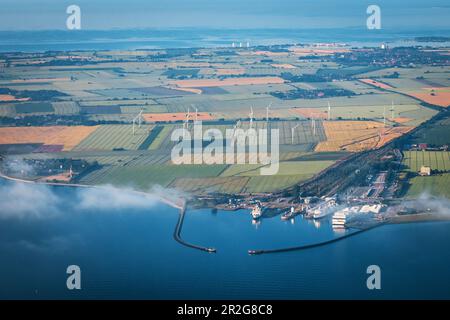 Vista dall'alto sul porto dei traghetti di Puttgarden, Fehmarn, Mar Baltico, vista aerea, Ostholstein, Schleswig-Holstein, Germania Foto Stock
