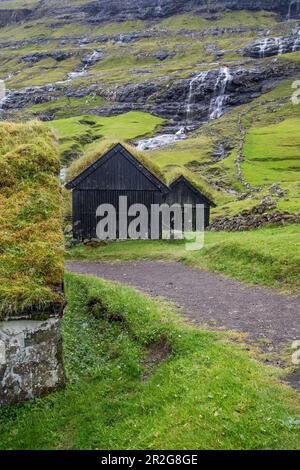 Via con vecchi cappelli, cascata, Saksun, Streymoy, Isole Faroe. Foto Stock