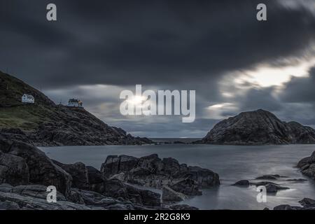 Costa rocciosa, faro Krakenes Fyr, Vagsoy, Sagn og Fjordane, Norvegia Foto Stock