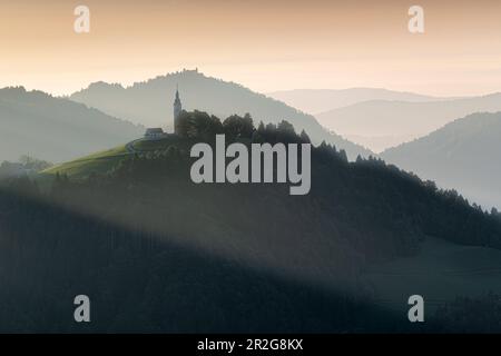 Chiesa Zupnijska cerkev sv. Lenarta sulla montagna, a Dobrova-Polhov Gradec, Škofja Loka, Slovenia. luce di posizione Foto Stock