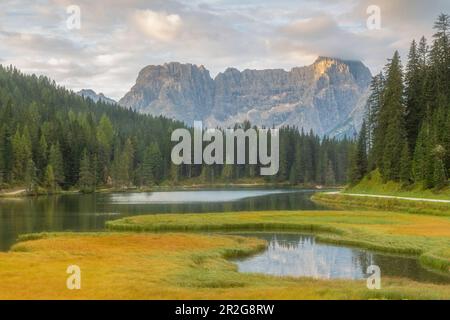 Vista sul lago di Misorina. Sfondo montagna forcella Pogofa, Auronza di Cadore, Belluno, Alto Adige, Dolomiti, Italia. Foto Stock