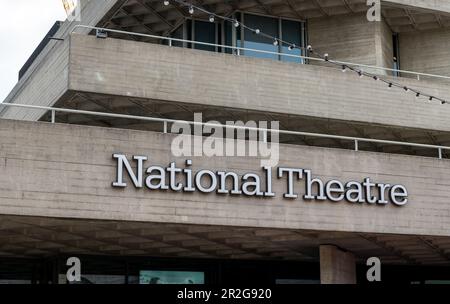 Il cartello con il nome sull'edificio del Teatro Nazionale nel London Southbank Centre. Foto Stock