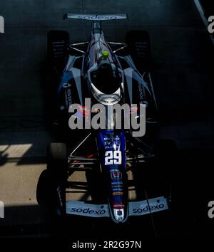 Indianapolis, IN, Stati Uniti. 19th maggio, 2023. L'equipaggio della Honda Andretti Steinbrenner Autosport tira fuori la propria auto da corsa al pit Road prima di una pratica per l'Indianapolis 500 al circuito automobilistico di Indianapolis A Indianapolis, NEGLI Stati Uniti. (Credit Image: © Walter G. Arce Sr./ZUMA Press Wire) SOLO PER USO EDITORIALE! Non per USO commerciale! Credit: ZUMA Press, Inc./Alamy Live News Foto Stock