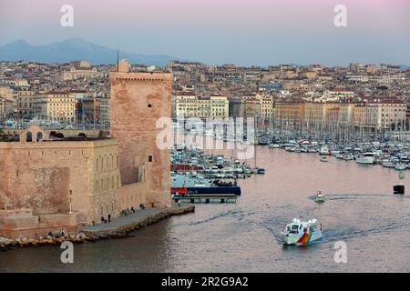 Vista sul Porto Vecchio, a sinistra del Tour du Roi René, parte del Forte Saint-Jean, Marsiglia, Bocche del Rodano, Provenza-Alpi-Costa Azzurra, Provenza, Fran Foto Stock