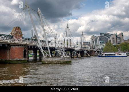 Londra. UK- 05.17.2023. I ponti Golden Jubilee e Hungerford Railway Bridge che attraversano il Tamigi. Foto Stock