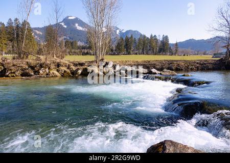 Leitzach alla neve si scioglie con una vista di Breitenstein e Schweinsberg sulla Premiumweg Leitzachtaler Bergblicke vicino a Fischbachau, alta Baviera Foto Stock