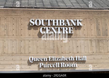Il cartello con il nome del Southbank Centre e della Queen Elizabeth Hall Purcell Room. Foto Stock