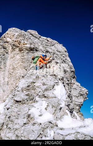Arrampicatori sulla salita invernale del crinale giubilare, dalle Zugspitze alle Alpspitze nei Monti Wetterstein, Baviera, Germania Foto Stock