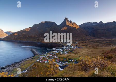 Vista del piccolo villaggio di pescatori di Mefjordvaer, Senja, Troms, Norvegia. montagne sullo sfondo. Foto Stock