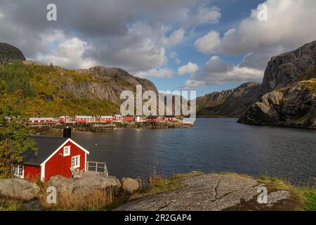 Capanne rosse sulla riva del fiordo, Nusfjord, Flakstad, Lofoten, Norvegia. Foto Stock