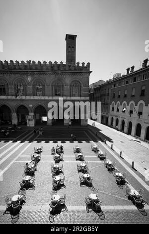 Vista dall'alto di un caffè su Piazza del comune , Cremona, Lombardia, Italia, Europa Foto Stock