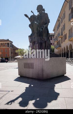 Statua Antonio Stradivari, Piazza Antonio Stradivari ,Cremona, Lombardia, Italia, Europa Foto Stock