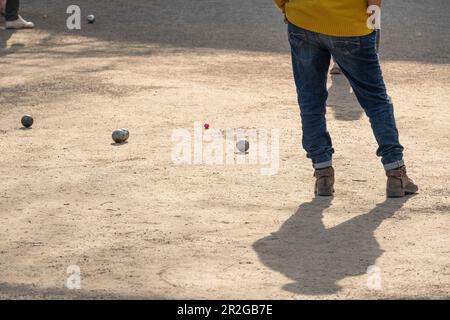 Giocatori di Boules nell'Hofgarten, a Monaco, nell'alta Baviera, in Baviera, in Germania, Europa Foto Stock