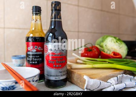 Londra. UK- 05.14.2023. Una bottiglia di salsa di soia chiara e scura del Pearl River Bridge su un piano di lavoro da cucina. Foto Stock