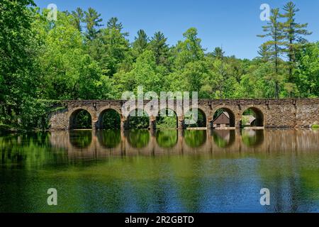 Una vista completa del ponte a sette archi che attraversa il lago Byrd nel parco statale in una giornata di sole limpida e luminosa in tarda primavera Foto Stock