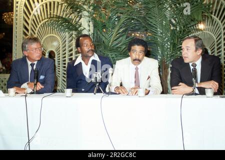 **FOTO DEL FILE** Jim Brown è passato via. Guy McElwaine, Jim Brown, Richard Pryor e Frank Price in una conferenza stampa intorno agli anni '80 Credit: Ralph Dominguez/MediaPunch Foto Stock