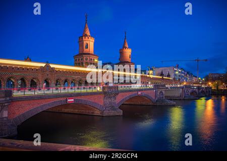 Oberbaum Bridge a Berlino, Germania Foto Stock