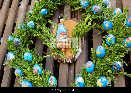 Uova di Pasqua dipinte, casa fontana decorata con colorate uova di Pasqua con presepe pasquale a Birkenreuth in Franconia Svizzera, Baviera, Germania Foto Stock