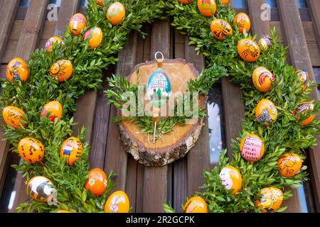 Uova di Pasqua dipinte, casa fontana decorata con colorate uova di Pasqua con presepe pasquale a Birkenreuth in Franconia Svizzera, Baviera, Germania Foto Stock