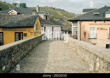 Molinaseca è un villaggio e un comune situato nella regione di El Bierzo, Leon, Spagna - May 2023. Foto di alta qualità Foto Stock