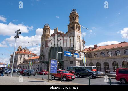 Edificio storico della stazione ferroviaria, Art Nouveau, stazione ferroviaria principale di Praga, Repubblica Ceca Foto Stock