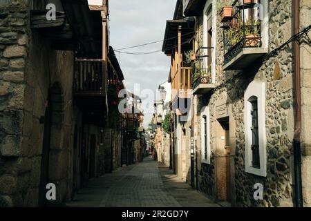 Molinaseca è un villaggio e un comune situato nella regione di El Bierzo, Leon, Spagna - May 2023. Foto di alta qualità Foto Stock