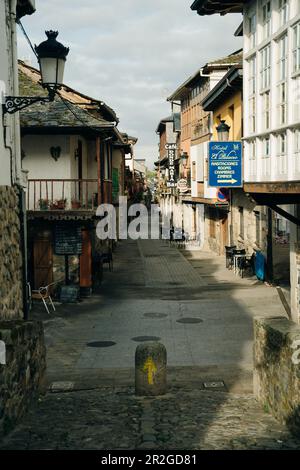 Molinaseca è un villaggio e un comune situato nella regione di El Bierzo, Leon, Spagna - May 2023. Foto di alta qualità Foto Stock