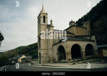 Molinaseca è un villaggio e un comune situato nella regione di El Bierzo, Leon, Spagna - May 2023. Foto di alta qualità Foto Stock