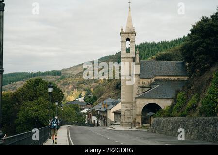 Molinaseca è un villaggio e un comune situato nella regione di El Bierzo, Leon, Spagna - May 2023. Foto di alta qualità Foto Stock