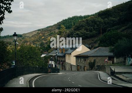 Molinaseca è un villaggio e un comune situato nella regione di El Bierzo, Leon, Spagna - May 2023. Foto di alta qualità Foto Stock