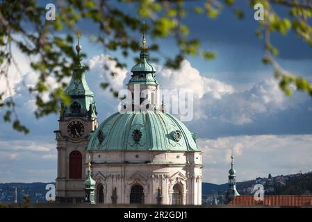 Vista dal Castello di Praga verso la Basilica di San Chiesa di Nicholas, Praga, Repubblica Ceca Foto Stock