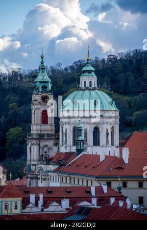 Vista dal Castello di Praga verso la Basilica di San Chiesa di Nicholas, Praga, Repubblica Ceca Foto Stock