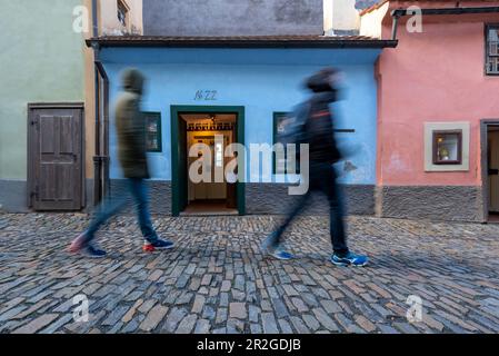 Golden Lane, edificio residenziale n° 22, un tempo ufficio di Frank Kafka, ora libreria, Praga, Repubblica Ceca Foto Stock