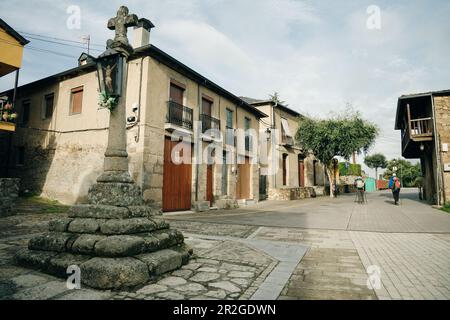 Molinaseca è un villaggio e un comune situato nella regione di El Bierzo, Leon, Spagna - May 2023. Foto di alta qualità Foto Stock