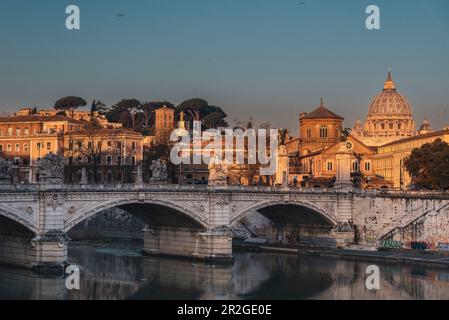 Vista su Ponte Vittorio Emanuele II e su San Basilica di Pietro, Roma, Lazio, Italia, Europa Foto Stock