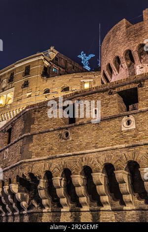 Vista di Castel Sant'Angelo, Castel Sant'Angelo, sito patrimonio dell'umanità dell'UNESCO sulla Basilica di San Ponte Angelo (Ponte Sant'Angelo) e Roma, Lazio, Italia, Europa Foto Stock